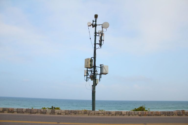 Anatel estuda faixa de 26 GHz sem obrigação e cobertura urbana de 95% em municípios de até 30 mil hab.