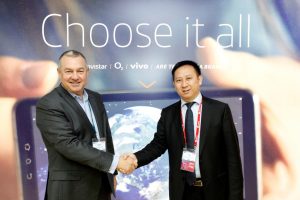 Michael Duncan, diretor geral da unidade de consumo da Telefónica e Haixu Ma, presidente de produtos e serviço de rede da Huawei, selam acordo em Barcelona