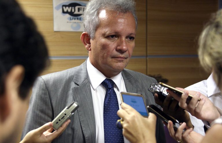 Ex-ministro André Figueiredo questiona plano de exploração do SGDC