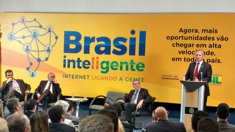 Com verbas dependentes do Congresso, governo anuncia plano Brasil Inteligente