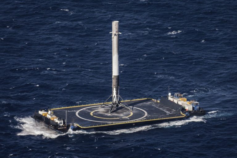 Foguete reutilizável Falcon 9 explode com satélite do Facebook durante testes