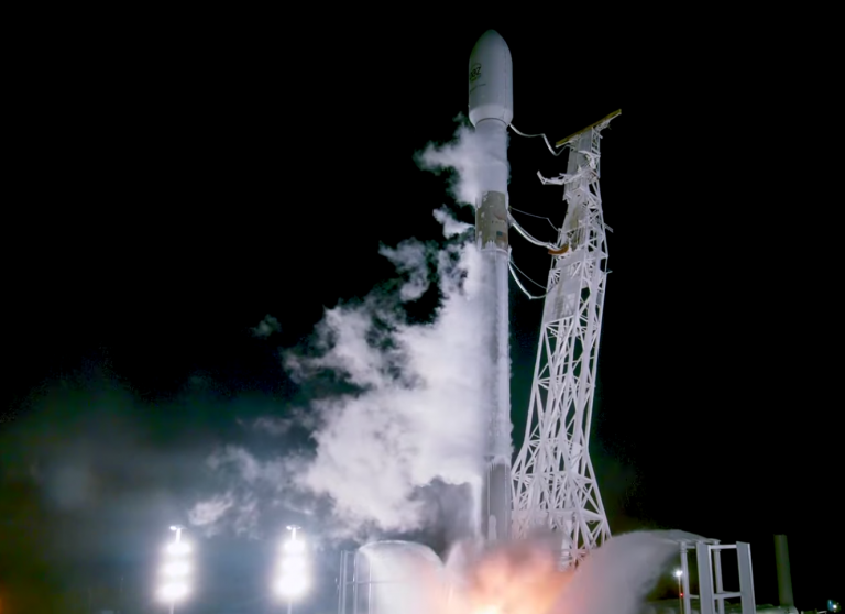 SpaceX lança com sucesso satélites próprios para testes em banda larga