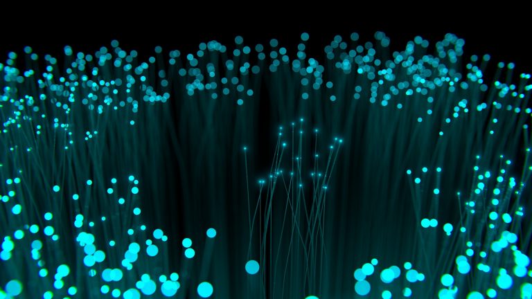 Com 660 mil adições no ano, fibra garante alta modesta na banda larga em março