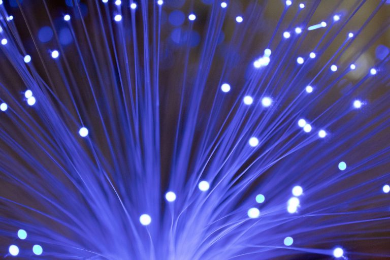 Dois terços das empresas utilizam fibra ótica como conexão à Internet, diz pesquisa