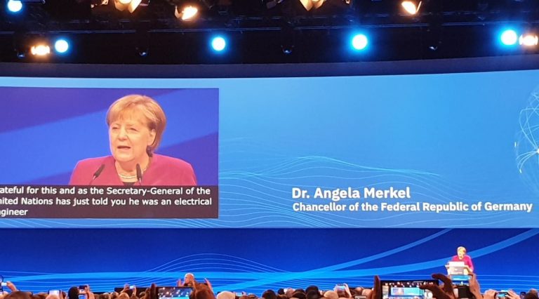 Angela Merkel critica fragmentação e defende Internet como bem público