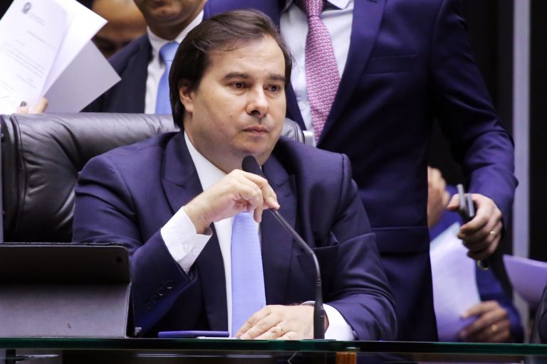 Rodrigo Maia cria comissão de juristas para regulamentar artigo da LGPD