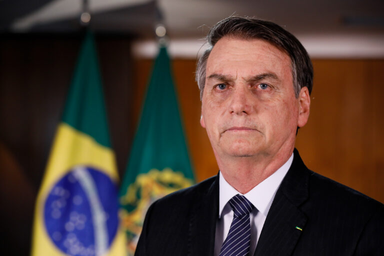 "Vou deixar bem claro: quem vai decidir 5G sou eu", diz Bolsonaro