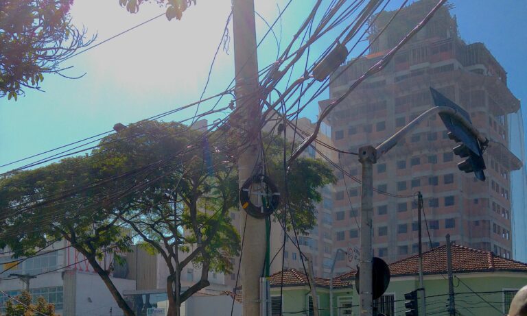 Abrint denuncia cobrança adicional para uso de postes no Ceará