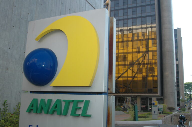 Anatel registra cumprimento de metas em 2021;  velocidade da Internet fixa dobrou