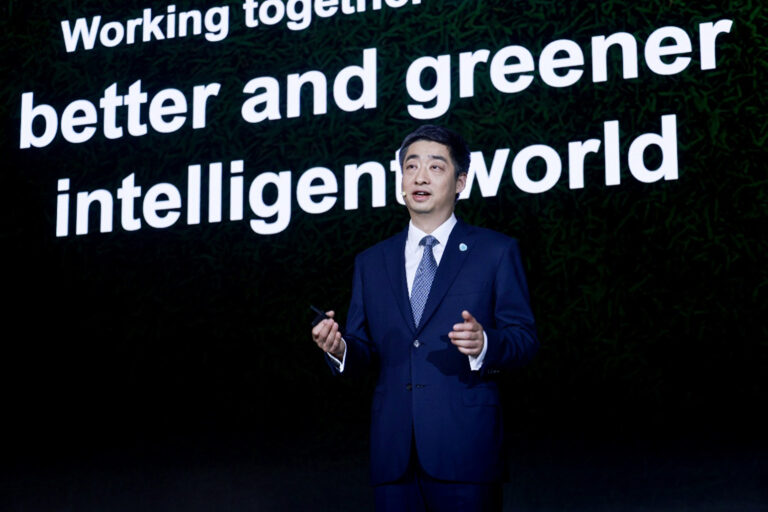 Huawei tem nova queda de dois dígitos na receita global