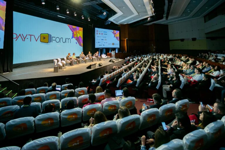 Ancine e Anatel discutem desregulamentação, conteúdo nacional e pirataria no Pay-TV Forum 2022