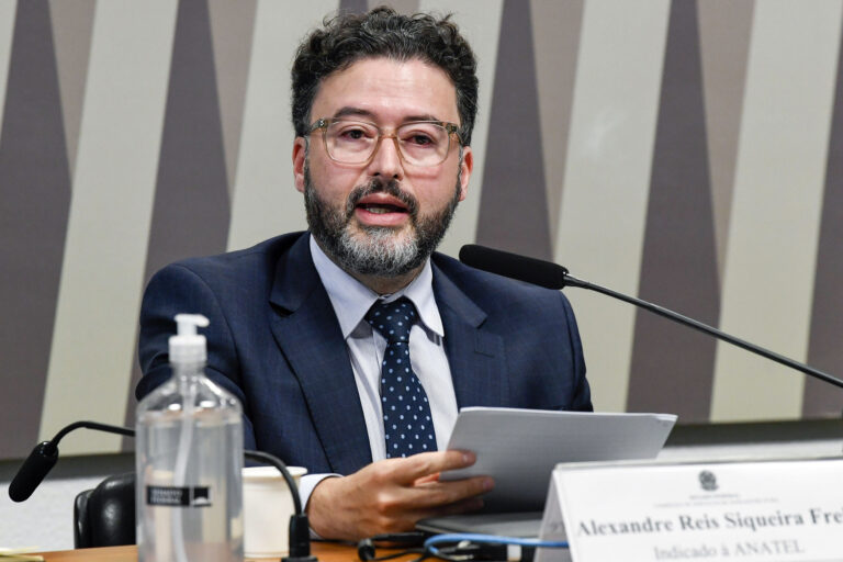 Freire pede reunião extraordinária na Anatel para regulamento de postes