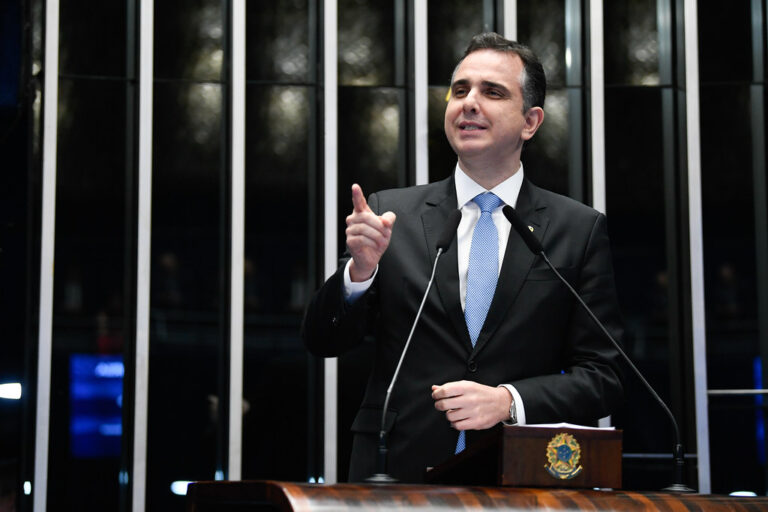 Reeleito presidente do Senado, Rodrigo Pacheco pede urgência para o PL das Fake News