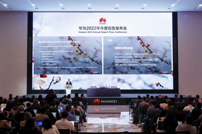 Huawei mantém receita estável em 2022, mas lucro e fluxo de caixa caem 70%