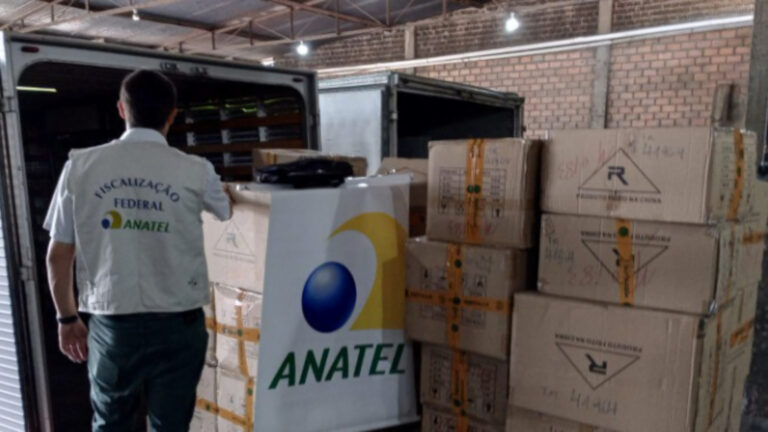 Anatel e Receita apreendem 9,7 mil carregadores de celular irregulares