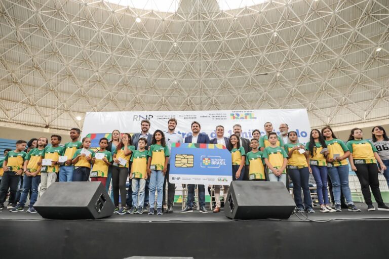 Estudantes de Campina Grande recebem chips do programa Internet Brasil