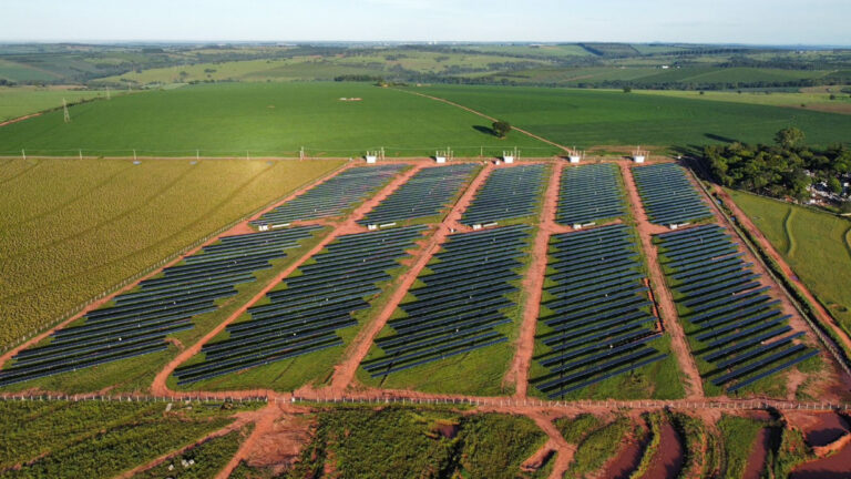 Vivo inaugura três usinas solares no Paraná
