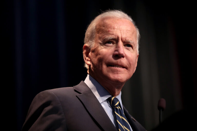 Biden anuncia programa de US$ 42 bilhões para subsidiar conectividade nos EUA