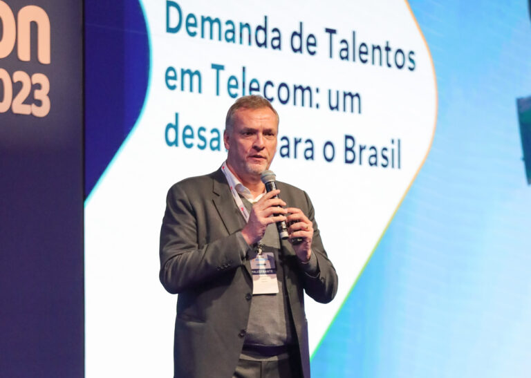 Profissionais de TI nas empresas de telecom serão 10% em 2025, prevê Brasscom