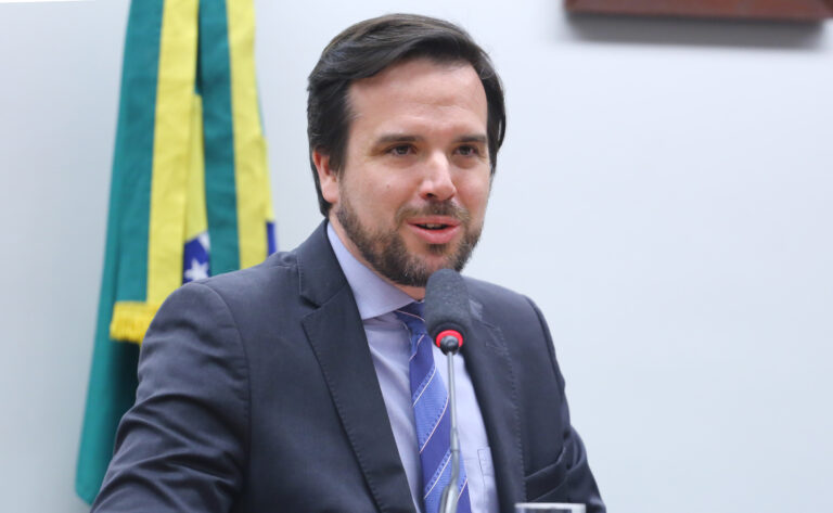 Presidente da Anatel defende cessão obrigatória de espaços em postes