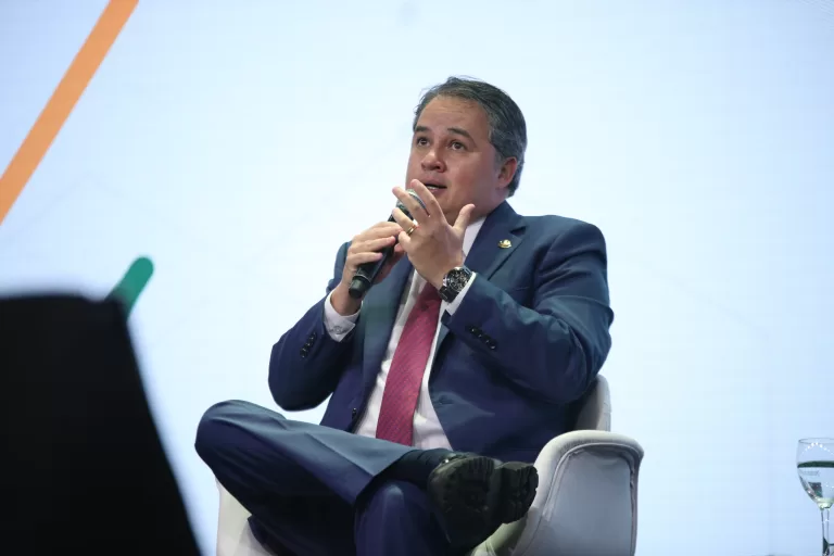 Aumentar a carga tributária sobre o setor de telecom é contrassenso, afirma senador Efraim Filho