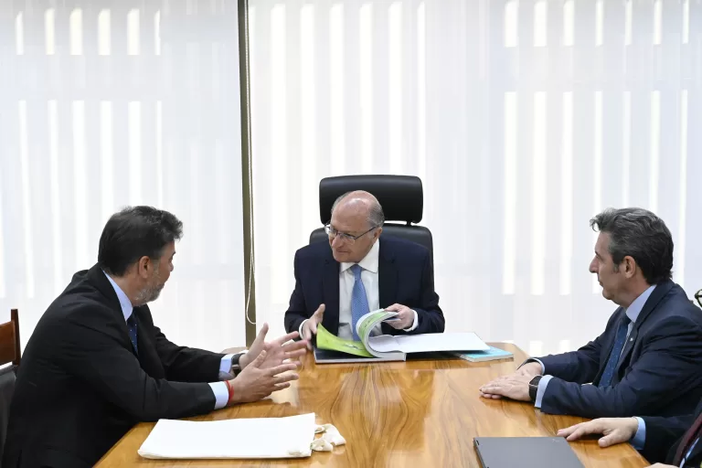 Acionista da SKY discute investimentos no Brasil com Alckmin