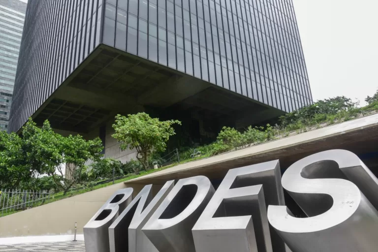 Fust: BNDES aprova financiamento para Internet em escolas públicas de MG e TO