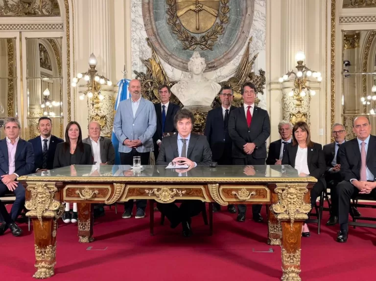 Milei muda regras para o setor de satélites, telecom e TV na Argentina