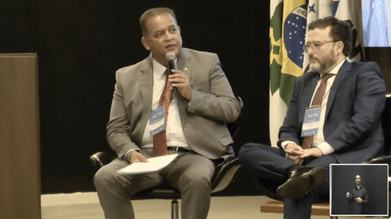 Eduardo Gomes descarta regulador único para inteligência artificial no Brasil