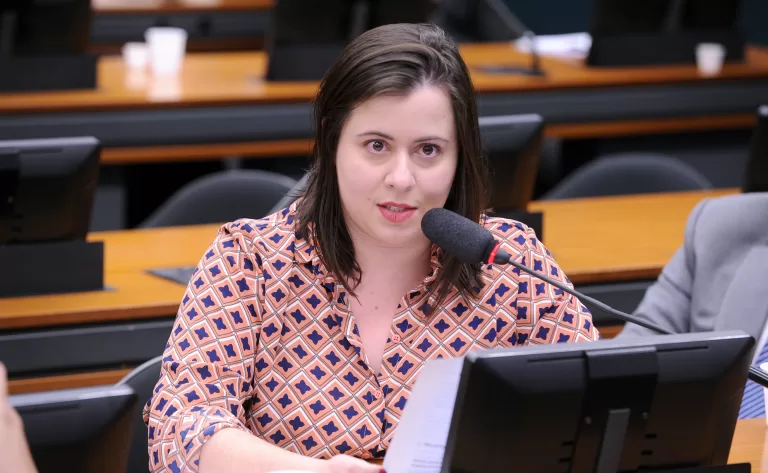 Deputada questiona Anatel sobre suspensão da Starlink no Brasil