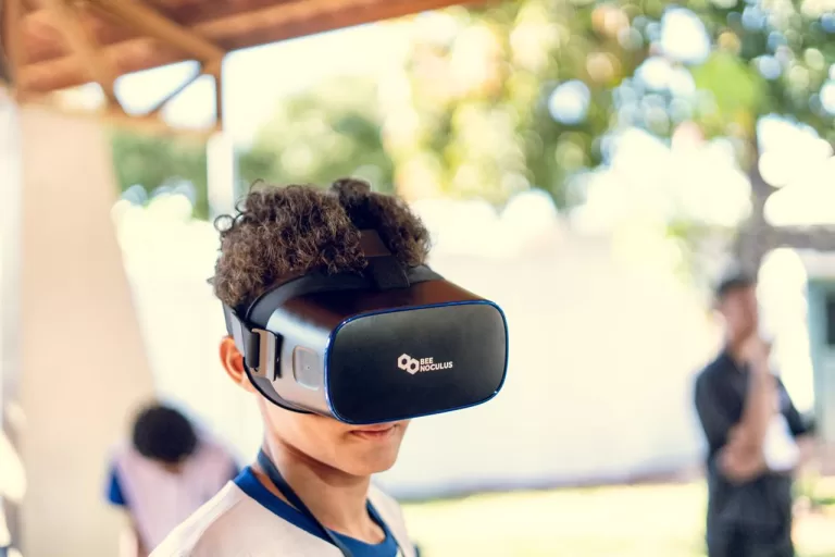 Qualcomm e Instituto Crescer levam realidade virtual a escolas de Goiânia