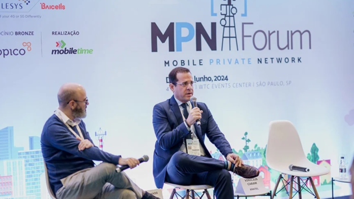 Fernando Paiva, editor do Mobile Time (à esq.) é Vinicius Caram, superintendente da Anatel, durante o MPN Forum