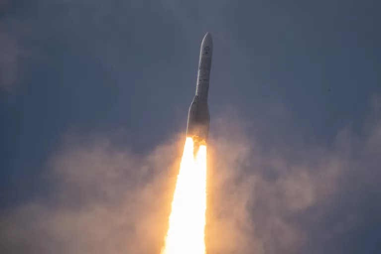 Novo foguete Ariane 6 é lançado com sucesso, mas apresenta anomalia em fase final
